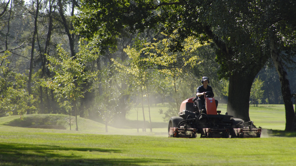 1024 x 576 - Mowing in control